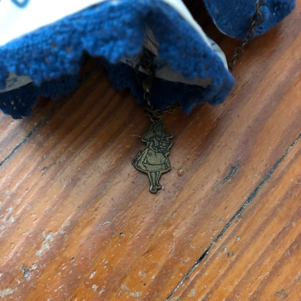 Alice in Wonderland Tokyo Resort Bun Accessory - Picture 3 of 7